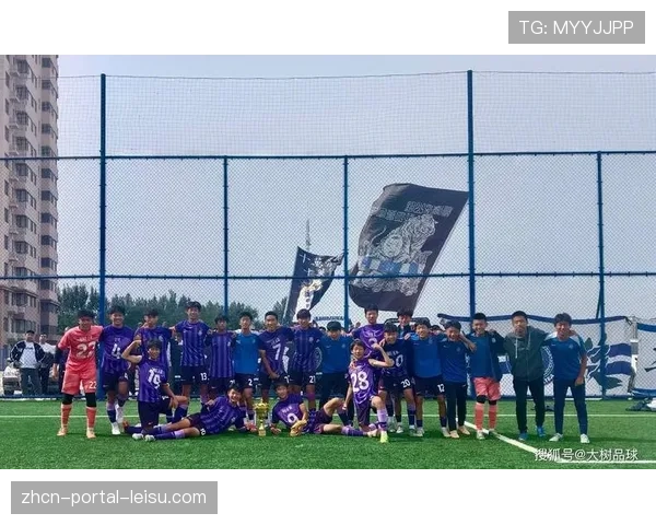 大雨中，天津津门虎球迷高唱队歌鼓舞球队